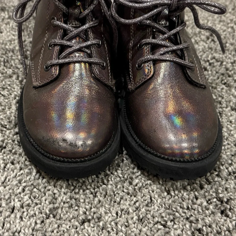 Girls Old Navy Iridescent Lace-Up Boots, size 2